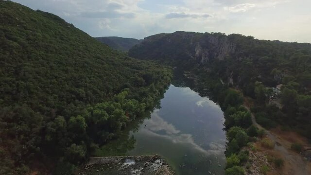 Silberreiher im Flug &uuml;ber den Gardon bei Collins in Frankreich