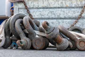 Schäkel auf einer Baustelle