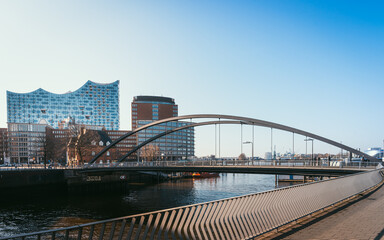 Brücke im Hafen, mit Elbphilharmonie