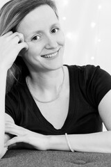 junge erfolgreich Frau lächelt, schwarzweiß, Frau 