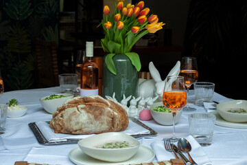 Gedeckter Tisch mit Osterschinken im Brotteig mit Erdäpfel-Bärlauch-Mayonaisse Salat und...