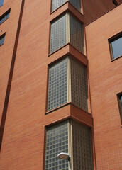 Naklejka premium ladrillo translúcido en arquitectura