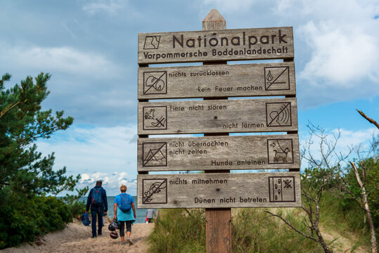 Schild "Nationalpark Vorpommersche Boddenlandschaft" auf dem Darß