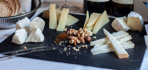 Käseplatte mit Nüssen und Chutney