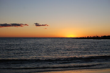 석양이 아름다운 바닷가의 풍경