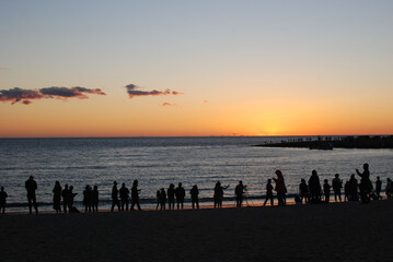 석양이 아름다운 바닷가의 풍경
