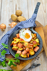 Deftiges bayerisches Leberkäs-Gröstl mit Bratkartoffeln und Spiegelei - Fried potatoes with meat...