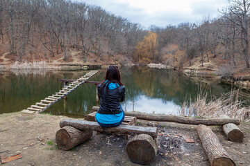 Obraz premium Lake with a wooden ladder in autumn in the forest