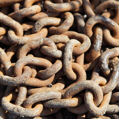 Fototapeta premium Old rusty chain with welded links in pile, industrial texture for background