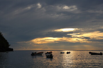 Coucher de soleil avec bateaux traditionnels antillais (yoles)