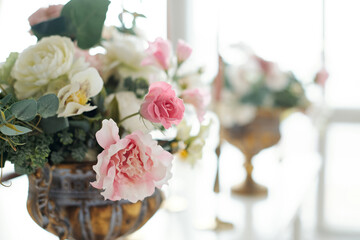 Wedding decorations with flowers. Beautiful flower composition in classic interior. Decoration of a banquet at a wedding with flowers..