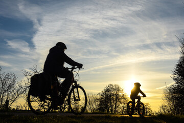 velo cycliste coucher soleil lever cyclable casque parents enfant