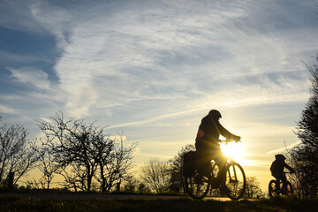 velo cycliste coucher soleil lever cyclable casque parents enfant