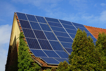 Solar Anlage auf Dach einer alten Scheune
