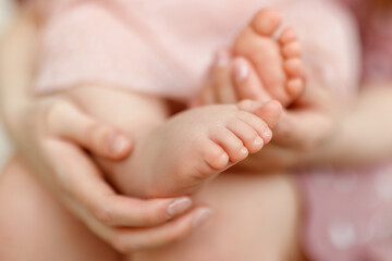 Obraz na płótnie Canvas newborn feet in hand