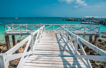 Obraz premium White wooden bridge at Sangwan Beach, Koh Larn, Pattaya, Thailand