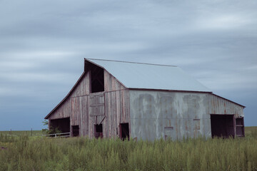 Obraz premium old barn in the field