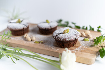 まな板に盛り付けられたチョコレートブラウニー