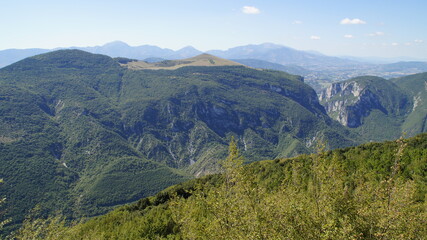Lungo il sentiero a Poggio San Romualdo nelle Marche
