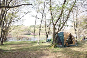 湖畔のキャンプ場