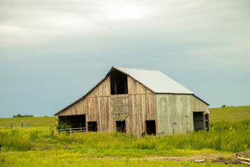 Fototapeta na wymiar small farm barn in real Western Missouri