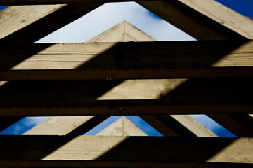 Obraz premium Light and shadow in the chopped roof of the gazebo.