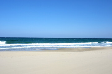 푸른 하늘과 백사장이 보이는 바다