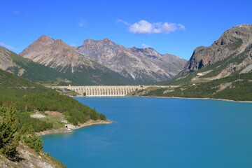 Fototapeta na wymiar lago di montagna con diga, lake of mountain with dam