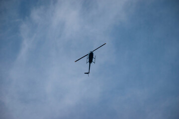 Fototapeta na wymiar helicoptero volando cerca del suelo