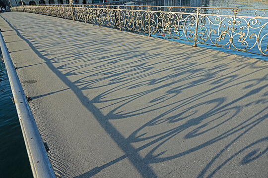 Schattenbilder des Gel&auml;nders auf der Rathausbr&uuml;cke, Luzern Schweiz