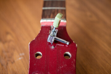 Wymiana starych kluczy gitarowych na nowe. Podstawowe naprawy i usprawnienia gitar - obrazy, fototapety, plakaty