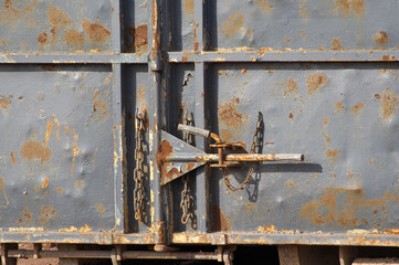 das tor eines containers im detail