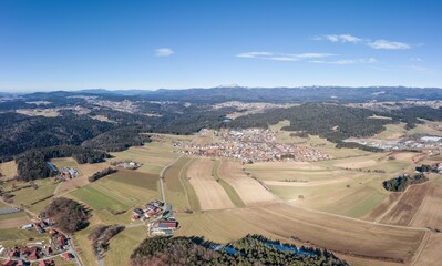 Bild einer Luftaufnahme mit einer Drohne des Dorf Grossarmschlag bei Grafenau im bayerischen Wald...