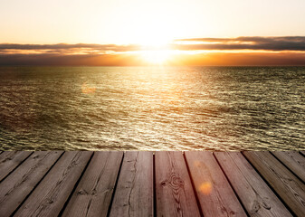 Naklejka na ściany i meble Sonneuntergang über dem Meer von einer Veranda aus gesehen