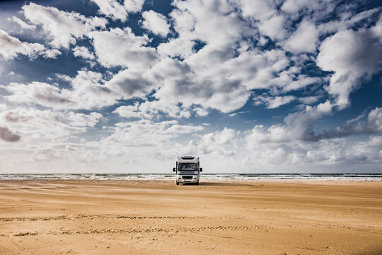 Wohnmobil auf einem Sandstrand am Meer
