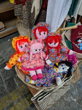 Bonecas de pano coloridas a venda em um mercado de artesanato