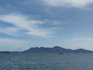 barcos en el mar con fondo de monta&ntilde;as