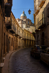 Piazza Armerina: Kathedrale Maria Santissima delle Vittorie seen from an alley. No people. 