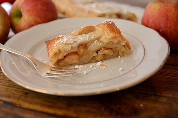 torta strudel di mele dolce  tipico dell'Austria e sud Tirolo