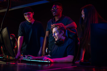 During an esports training session, a team of boys and girls sort out the latest game and smile © Anna Kosolapova