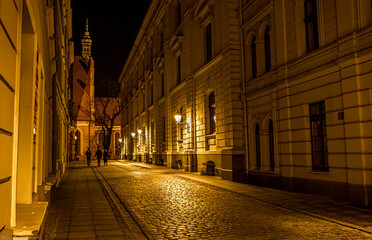 piękna uliczka na starym mieście oświetlona latarniami