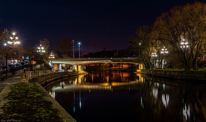 Fototapeta na wymiar most na rzece Brda oświetlony latarniami 