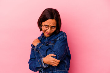 Obraz premium Young mixed race woman isolated on pink background confused, feels doubtful and unsure.
