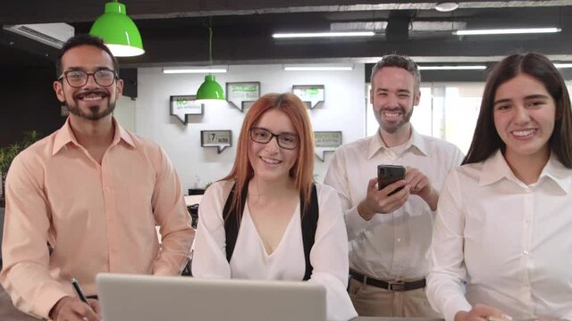 j&oacute;venes creativos en junta plantaci&oacute;n oficina negocios