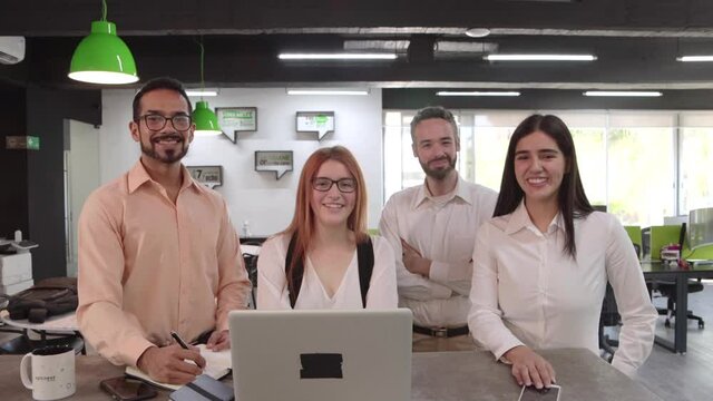 j&oacute;venes creativos en junta plantaci&oacute;n oficina negocios