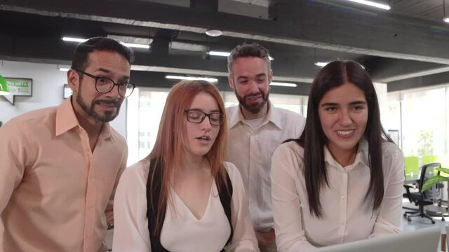 j&oacute;venes creativos en junta plantaci&oacute;n oficina negocios
