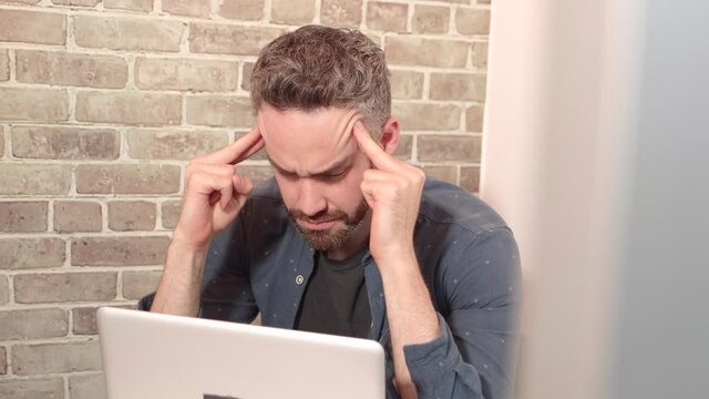 Hombre en oficina cansado estresado problema trabajo