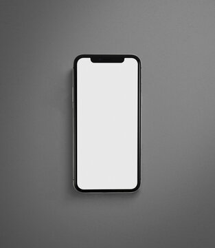 Smartphone simile ad iPhone con schermo bianco per mockup infografiche, Marketing Plan, scontornato con sfondo grigio cemento.