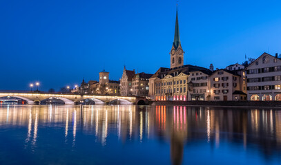 Fototapeta na wymiar View of skyline of the swiss city Zurich and reflections on the Limmat river