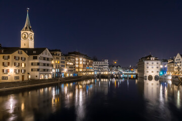 Fototapeta na wymiar View of skyline of the swiss city Zurich and reflections on the Limmat river